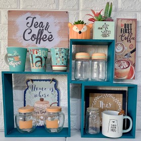 Estación de Café Rústica “Tea & Coffee” con Juego de 3 Repisas Incluidas | ¡Envío Gratis! Foto de Estación de Estación de Café Rústica “Tea & Coffee” con Juego de 3 Repisas Incluidas | ¡Envío Gratis!