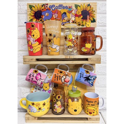 Foto de Estación de Café Rústica “Winnie Pooh y Amigos Con Girasoles” con Mueble de Madera Incluido | ¡Envío Gratis!